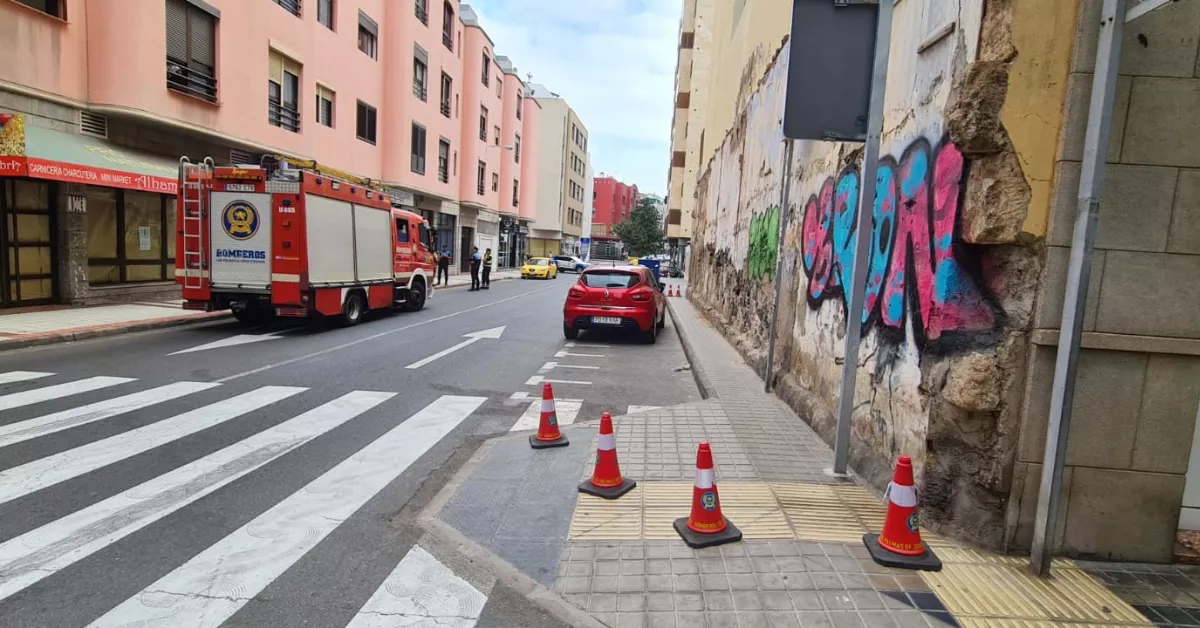 Los bomberos y la Policía Local acudieron a la zona y acordonaron el edificio / AH