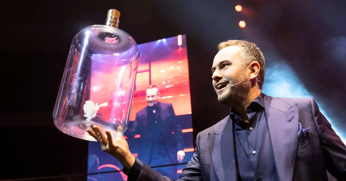 Jorge Blass durante uno de sus juegos de magia en su espectáculo 'Flipar' CEDIDA Jorge Blass durante uno de sus juegos de magia en su espectáculo 'Flipar' CEDIDA