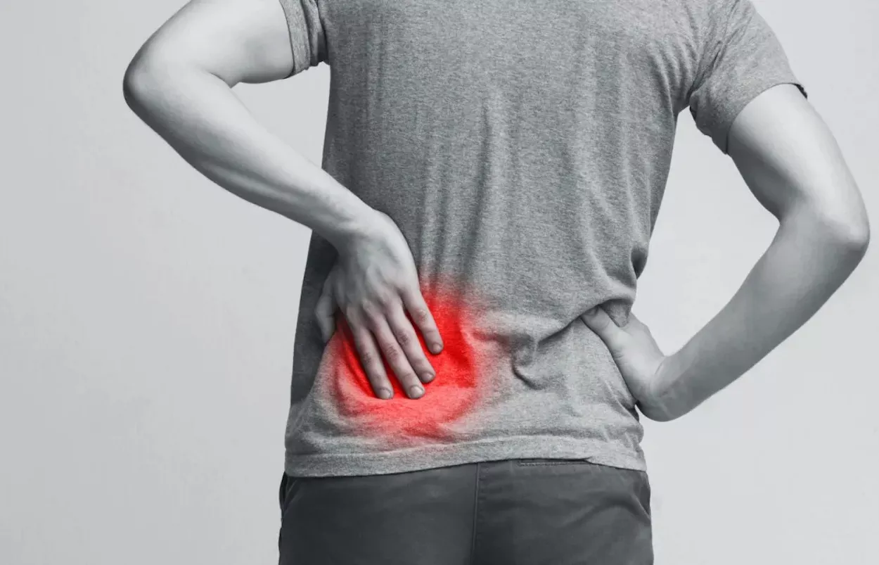 Un hombre se queja de dolor a causa de 'piedras en el riñón'