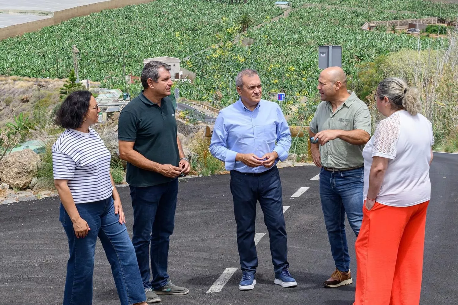 Valentín González, durante una visita a un camino rural de Tenerife./ CEDIDA