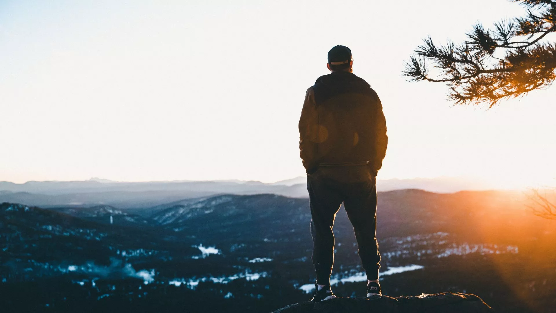 Imagen de archivo de un hombre disfrutando de un paisaje / Canva Imagen de archivo de un hombre disfrutando de un paisaje / Canva