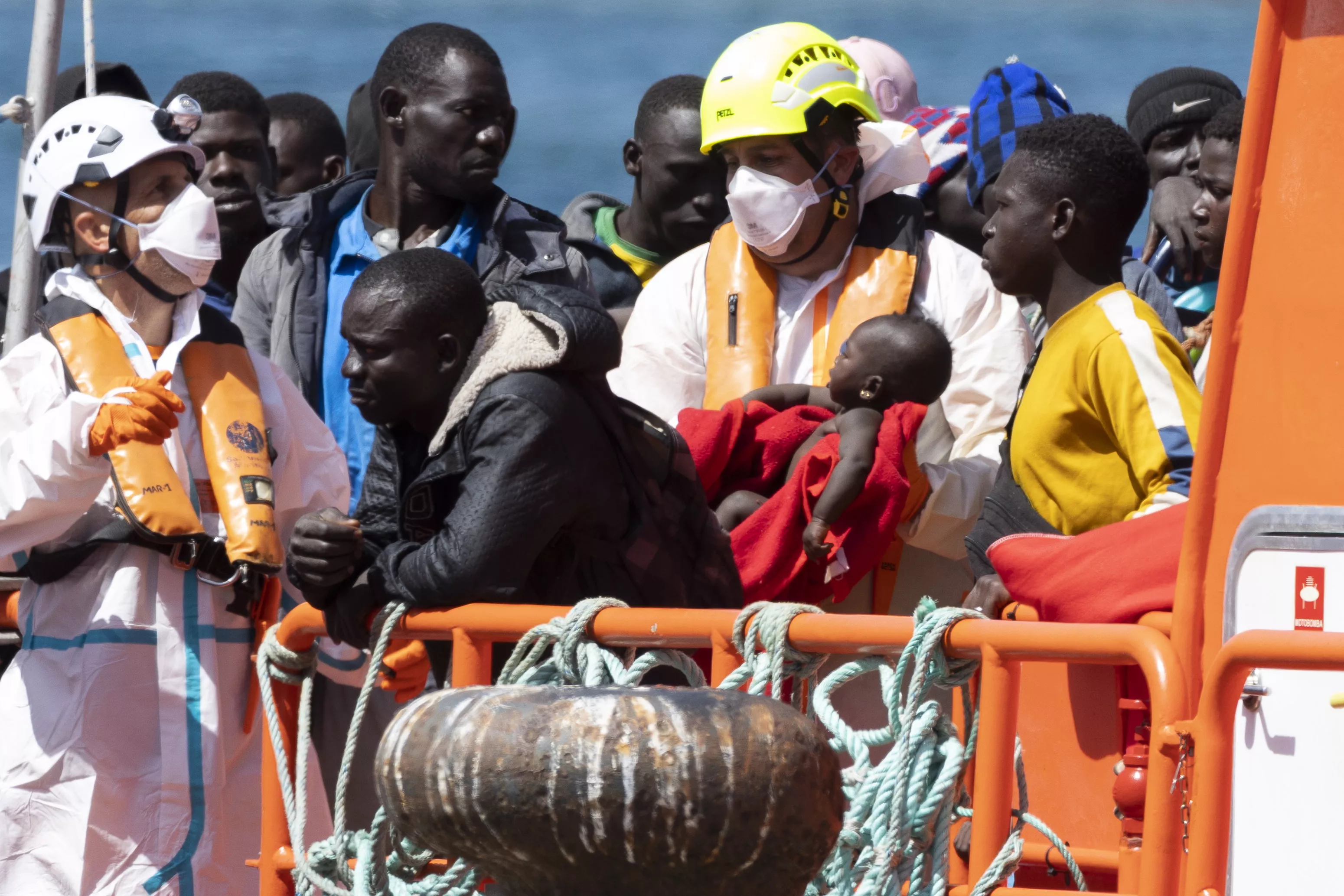 Rescate realizado por Salvamento Marítimo con menores. / EFE