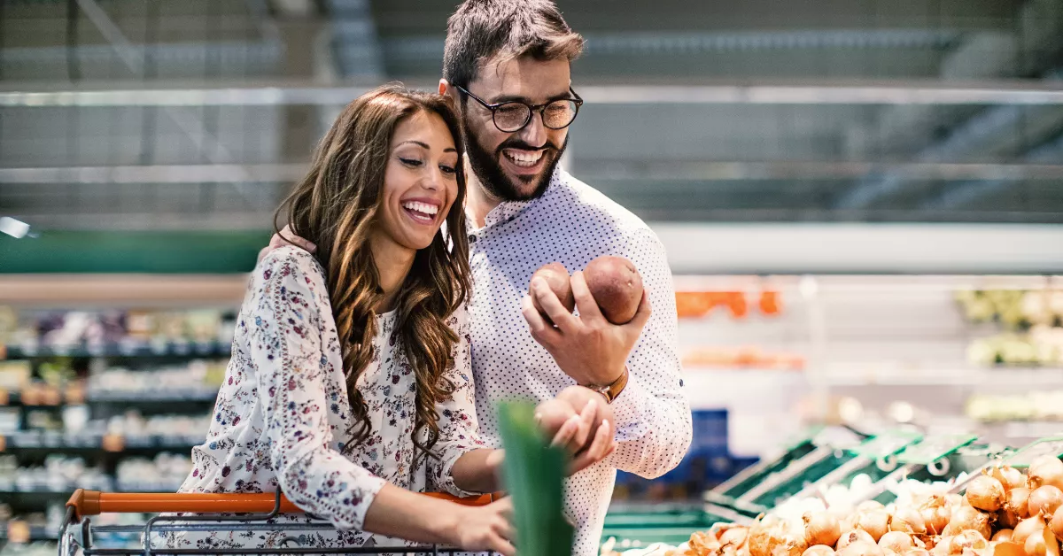 Imagen de una pareja ligando en un supermercado / AH