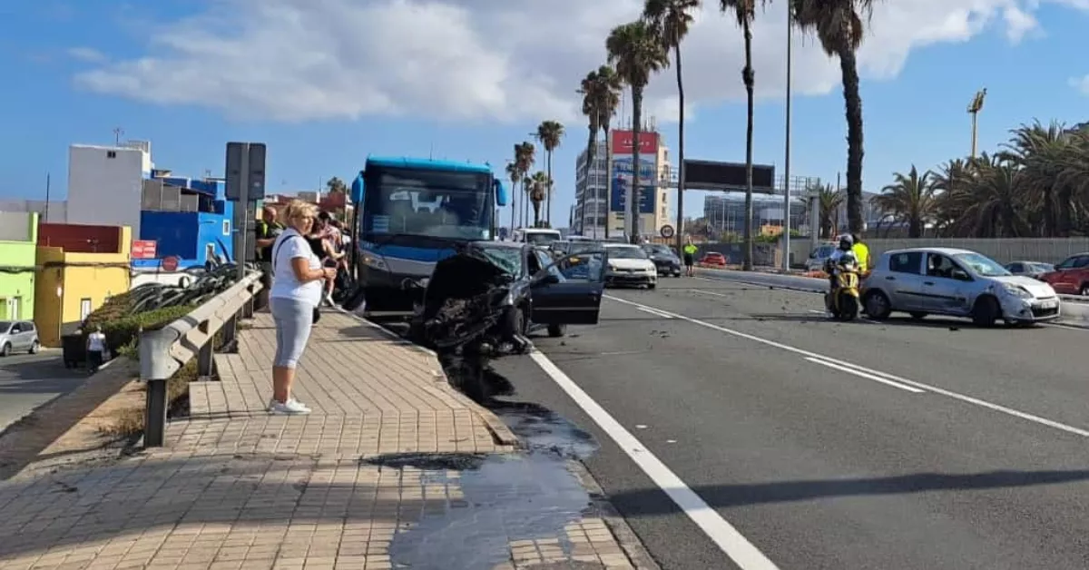 Colisión entre una guagua y dos coches en la Avenida Marítima