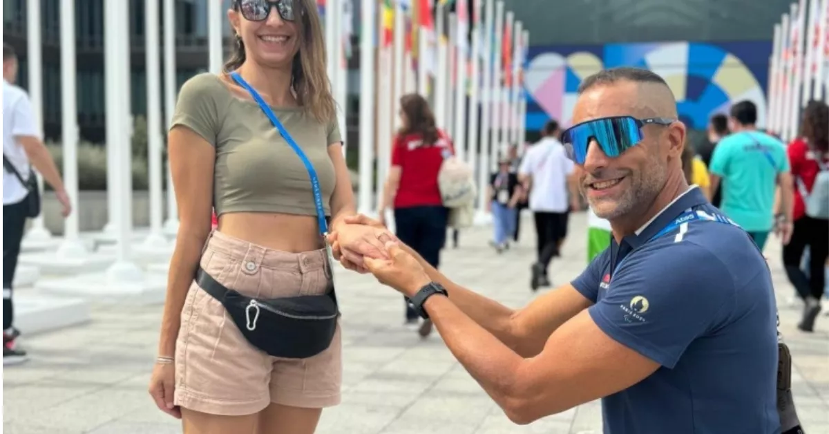 El deportista Lionel Morales junto a su pareja tras pedirle la mano / AH