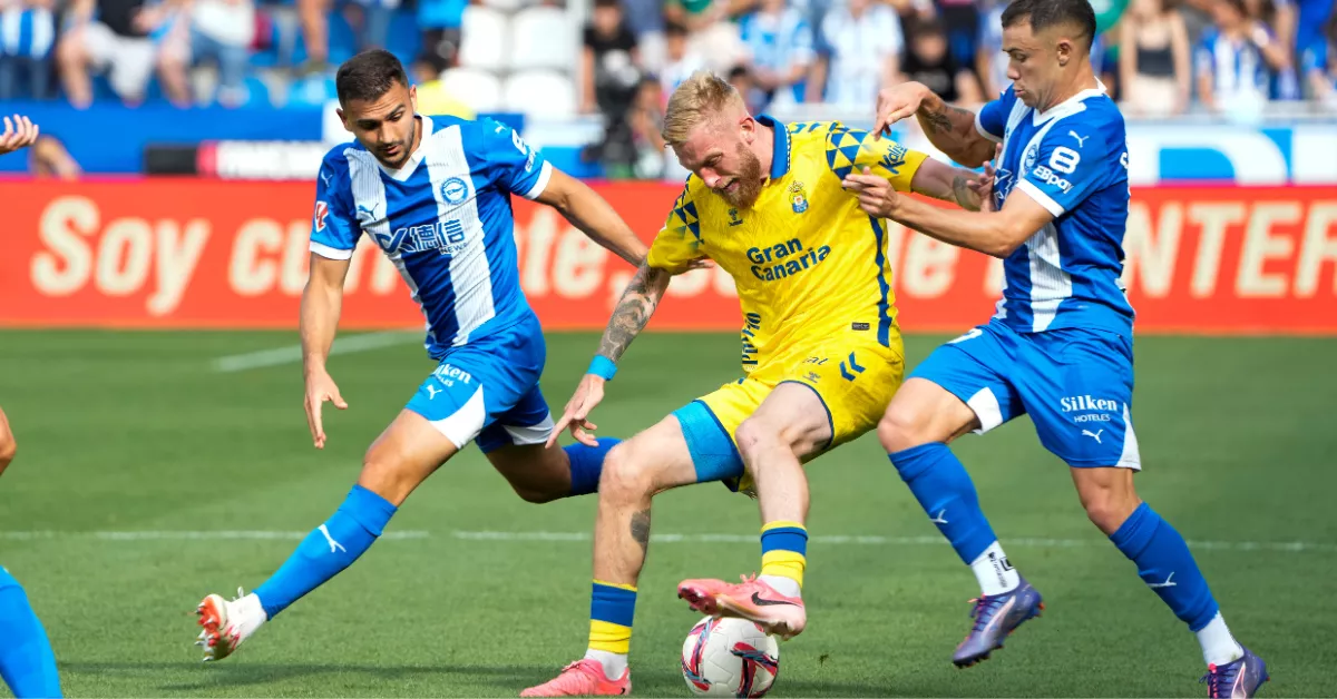 El delantero inglés de la UD Las Palmas Oliver McBurnie (c) rodeado de jugadores del Alavés / EFE - ADRIÁN RUÍZ