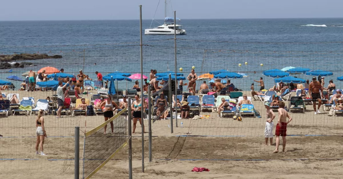 Turistas en una playa de Tenerife, donde el turismo canario ha vivido su mejor julio. / AINOHA CRUZ-AH