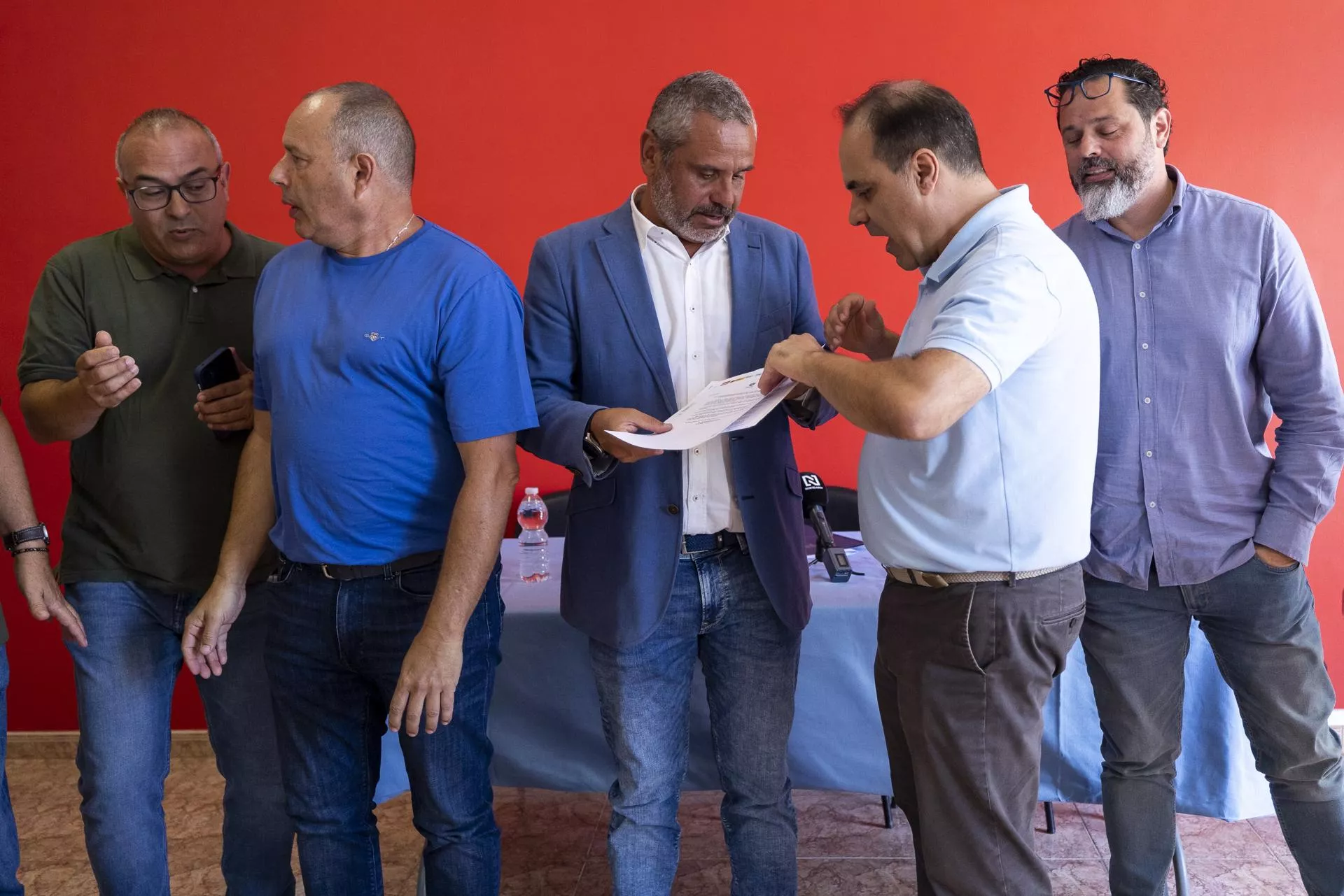 En la imagen, los representantes de los cinco partidos que firman la moción de censura en Santa María de Guía. / QUIQUE CURBELO-EFE