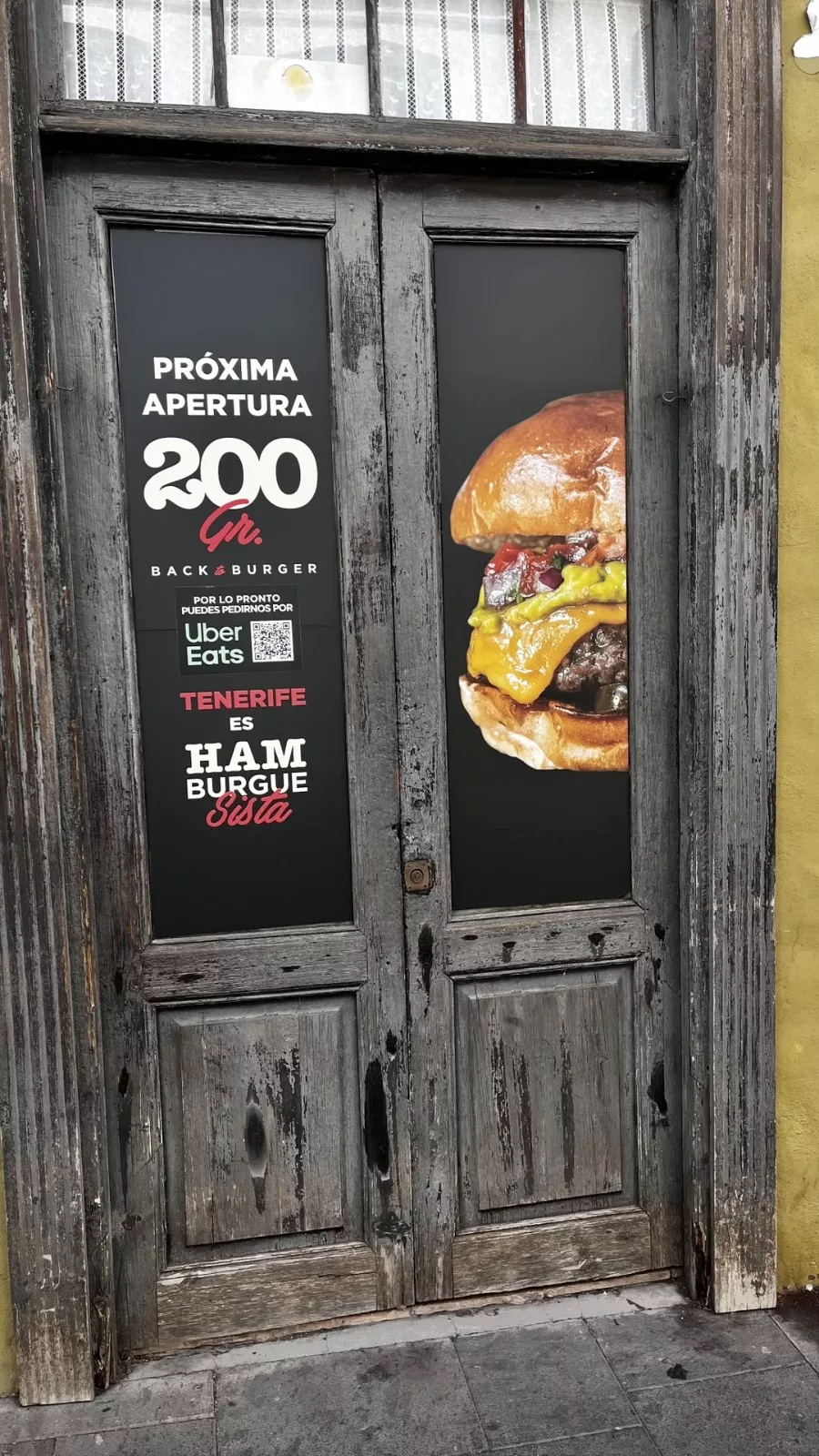 Cartel de apertura en la puerta del local de La Laguna donde se instalará 200 Gramos, la hamburguesería que arrasa en Gran Canaria./ SKYSCRAPER TFSTEREO