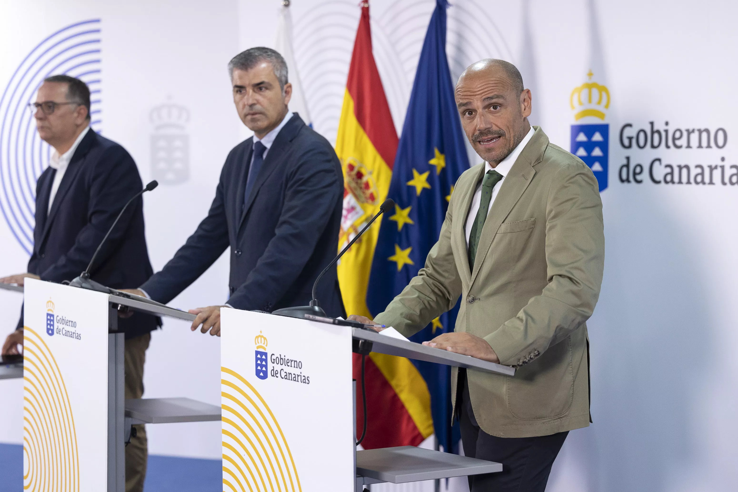 El vicepresidente de Canarias, Manuel Domínguez (c); el consejero de Educación, Poli Suárez (i); y el portavoz del Ejecutivo, Alfonso Cabello (d), informan en rueda de prensa sobre los asuntos tratados en el Consejo de Gobierno. / QUIQUE CURBELO-EFE
