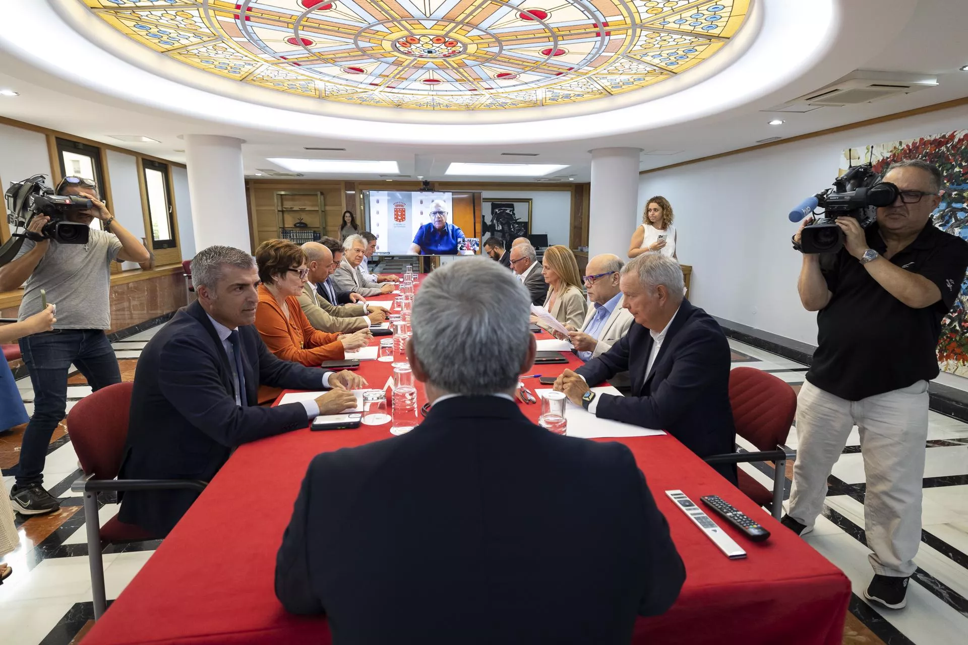 El presidente de Canarias, Fernando Clavijo, reúne a los portavoces parlamentarios de los partidos en el Pacto Migratorio./ EFE - QUIQUE CURBELO El presidente de Canarias, Fernando Clavijo, reúne a los portavoces parlamentarios de los partidos en el Pacto Migratorio./ EFE - QUIQUE CURBELO