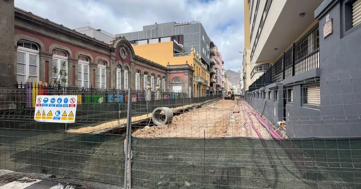 Calle de La Rosa en obras a la altura de los colegios / AH / BELA CABRERA