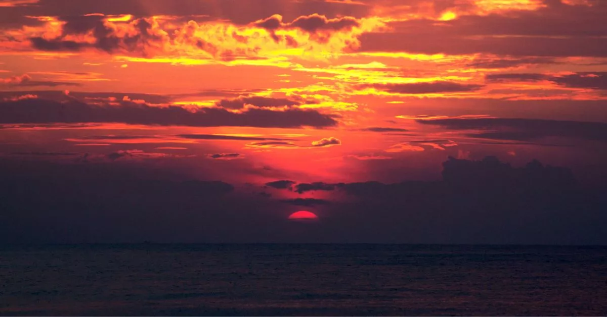 Imagen de archivo de un atardecer / Canva