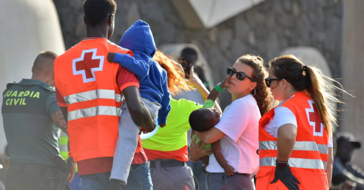 En la imagen, niños migrantes llegados a las Islas junto a los equipos de atención. / EFE
