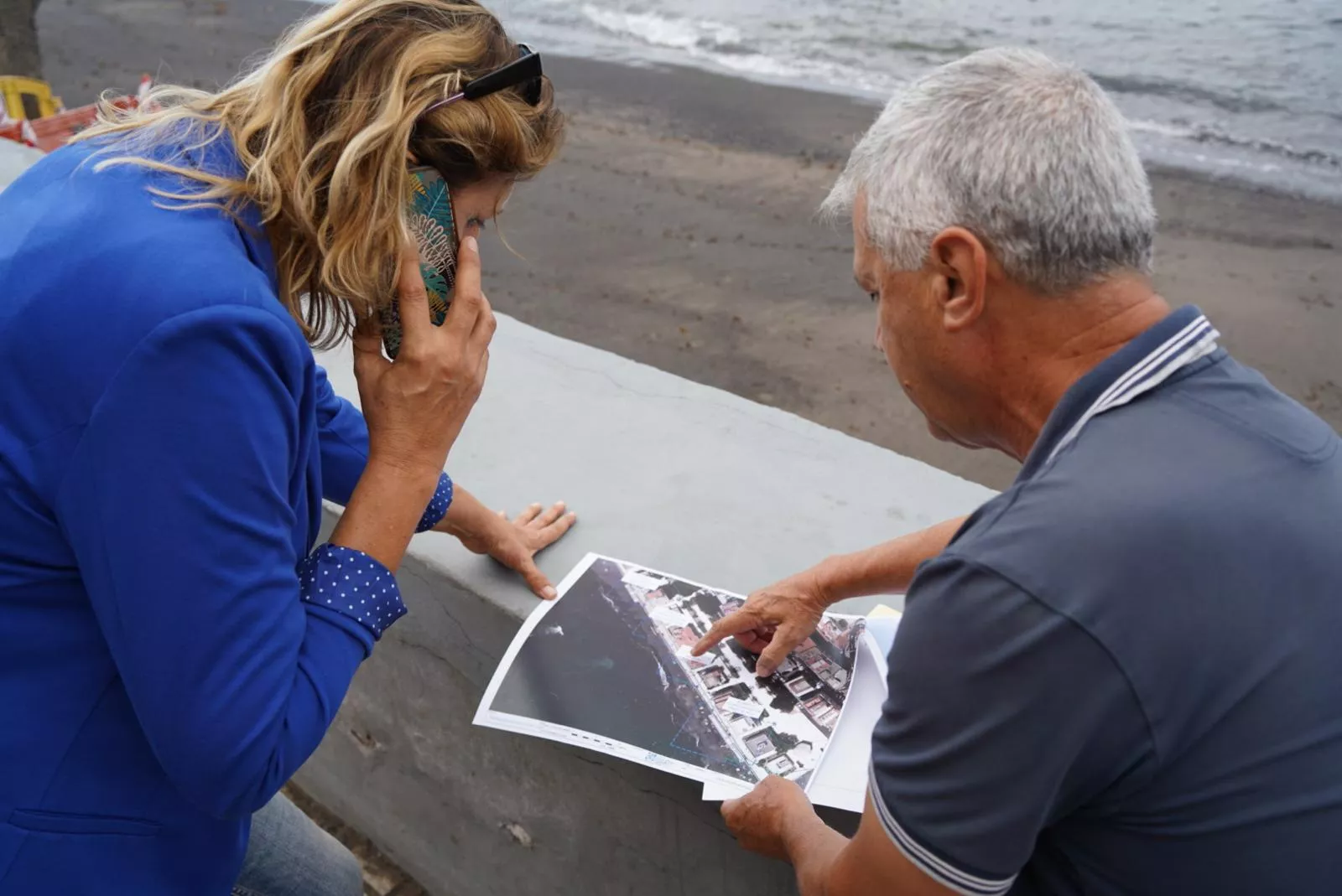 Clari Pérez visita el Paseo de Las Galletas, que vivirá una intervención de emergencia para reparar los accesos./ CEDIDA