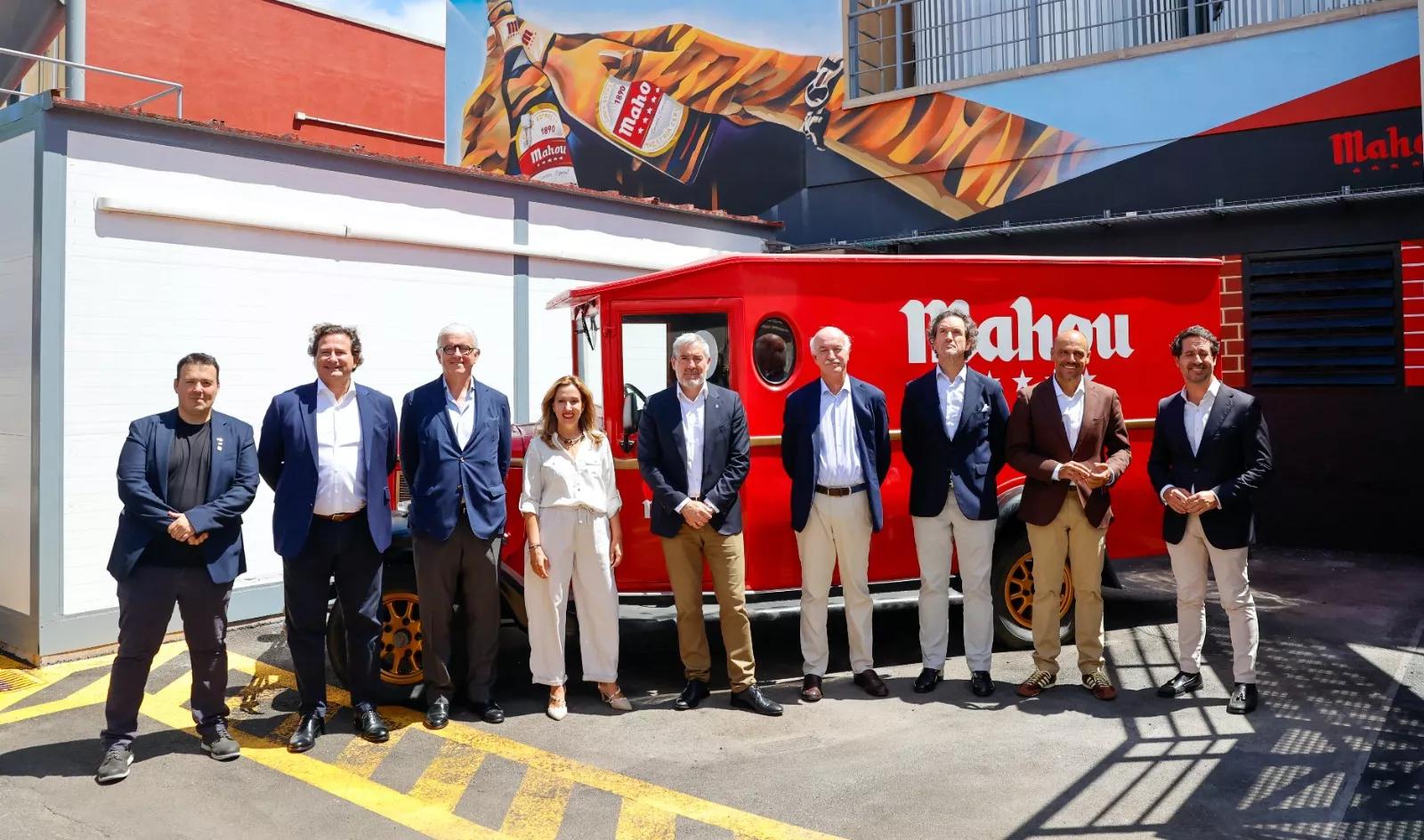 El presidente de Canarias, Fernando Clavijo, y la presidenta del Cabildo de Tenerife, Rosa Dávila, visitan la fábrica de cerveza de Mahou San Miguel en Candelaria./ CEDIDA