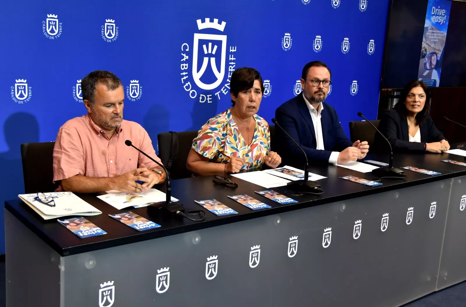 Presentación en el Cabildo del nuevo folleto informativo para visitantes./ CEDIDA