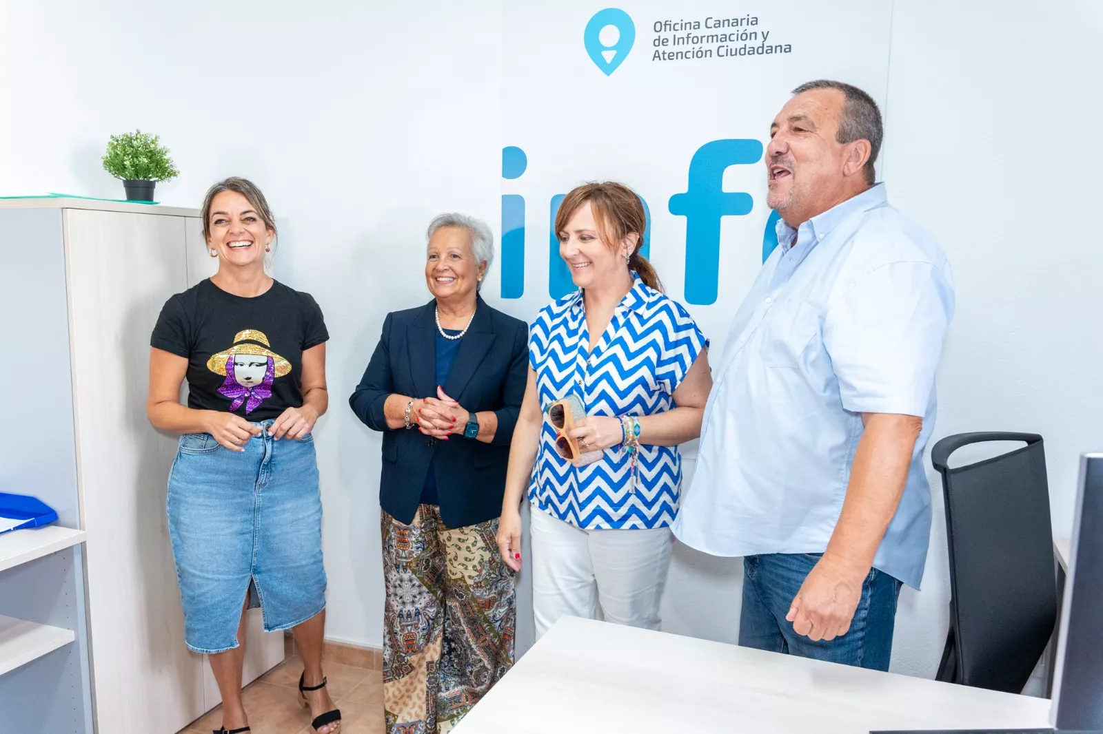 Nieves Lady Barreto, en la presentación de la oficina de La Graciosa, junto al resto de autoridades./ CEDIDA