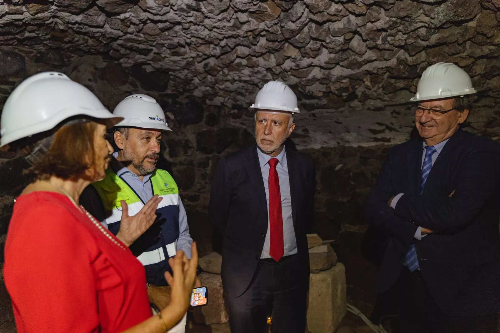 El alcalde de Santa Cruz, José Manuel Bermúdez; el ministro de Política Territorial y Memoria Democrática, Ángel Víctor Torres, y el secretario de estado de dicha área, Fernando Martínez, visitan el Templo Masónico./ CEDIDA