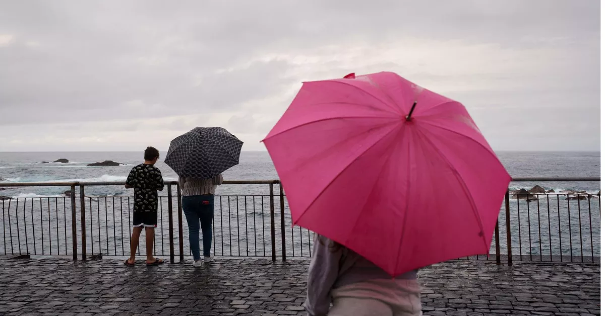 Personas bajo la lluvia en Canarias / EFE