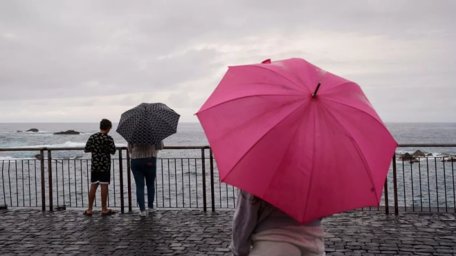 Personas bajo la lluvia en Canarias / EFE