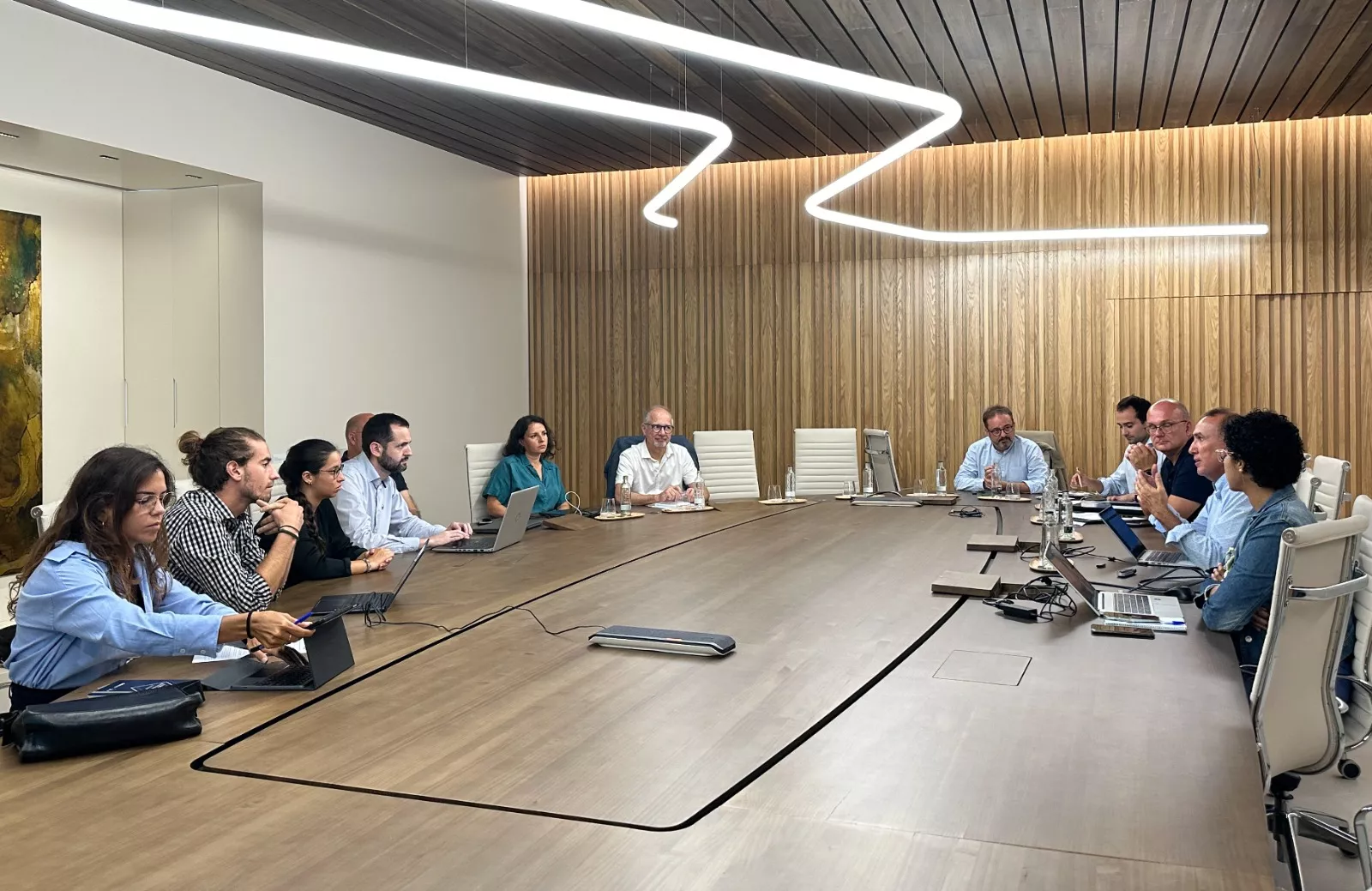 Reunión en la sede del Consejo Insular de la Energía de Gran Canaria con representantes del Consejo Insular de la Energía, del sector de las renovables y del Instituto Tecnológico./ CEDIDA