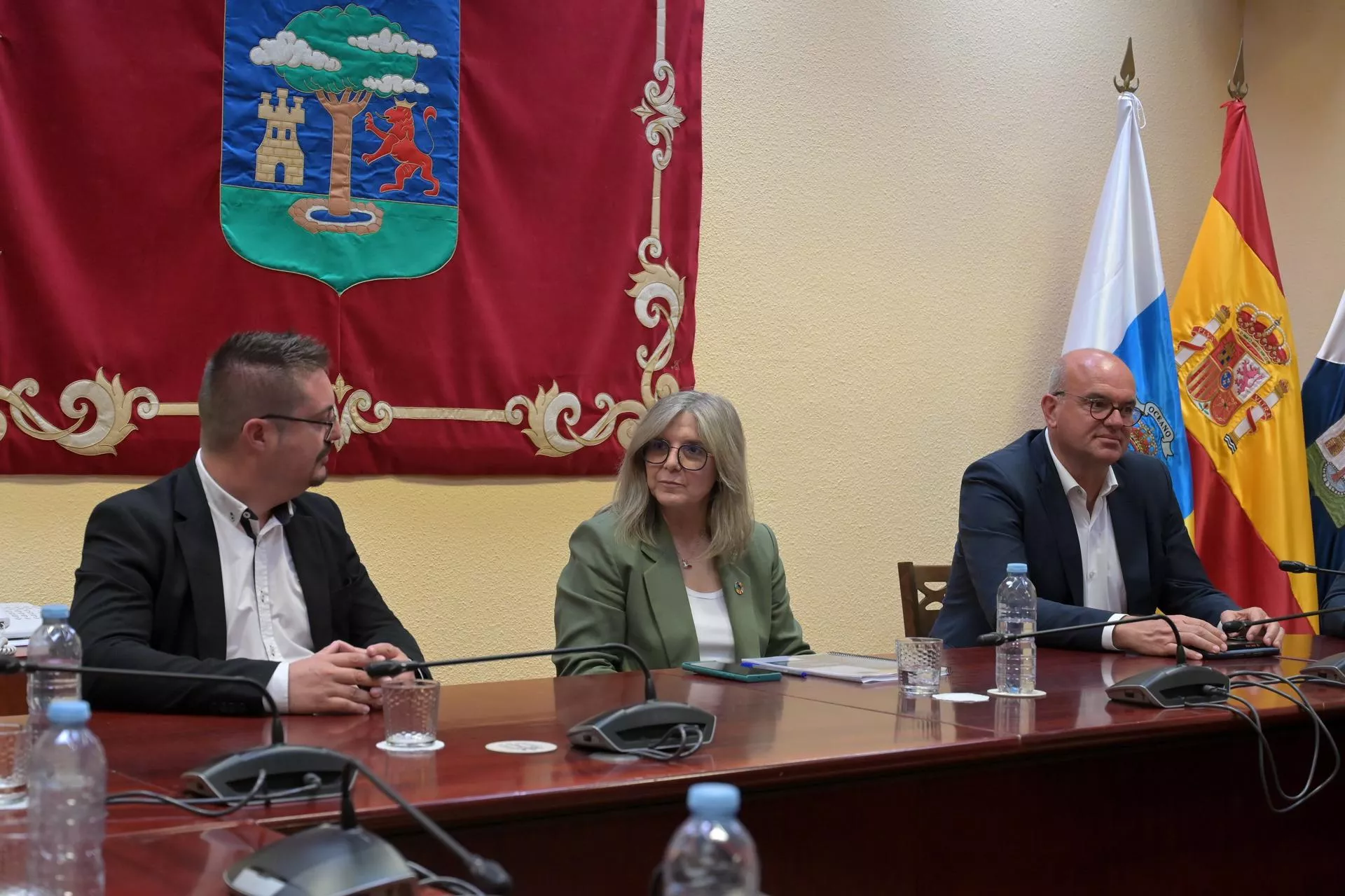 La secretaria de Estado de Migraciones, Pilar Cancela (c), el consejero de Derechos Sociales del Cabildo de El Hierro, Amado Carballo (i) y el delegado del Gobierno en Canarias, Anselmo Pestana (d), este miércoles en El Hierro/ EFE