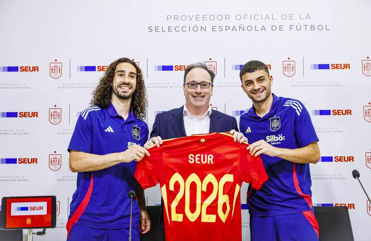 David Sastre, CEO de SEUR, Marc Cucurella y Pedri González./ CEDIDA