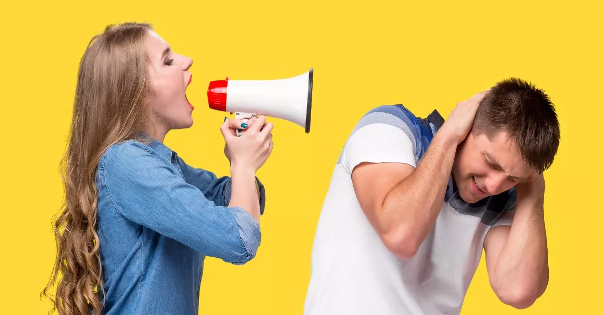 Armar bullicio en espacios públicos es uno de las conductas que recoge el estudio de Preply sobre las ciudades más maleducadas de España./ Imagen de master1305 en Freepik.