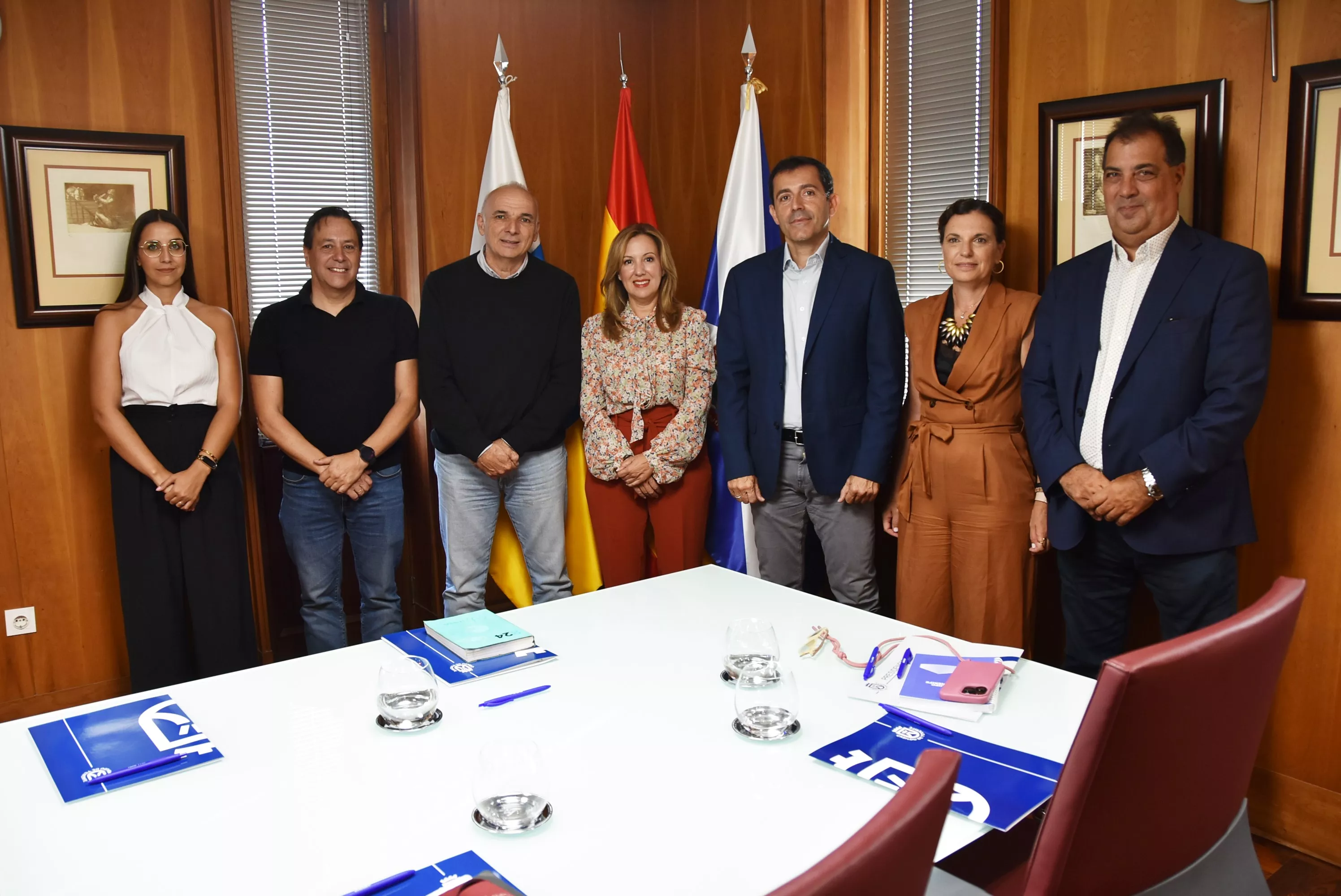 La presidenta del Cabildo, Rosa Dávila, el delegado del CSIC en Canarias, Manuel Nogales, el consejero de Innovación, Investigación y Desarrollo, Juan José Martínez, y otros representantes del IPNA y el CSIC./ CEDIDA