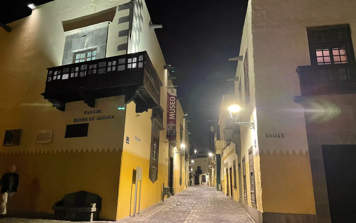 Imagen de archivo de la calle Colón, en pleno corazón de Vegueta, donde fueron detenidos cinco implicados en una brutal pelea con hacha y cuchillos. / AH