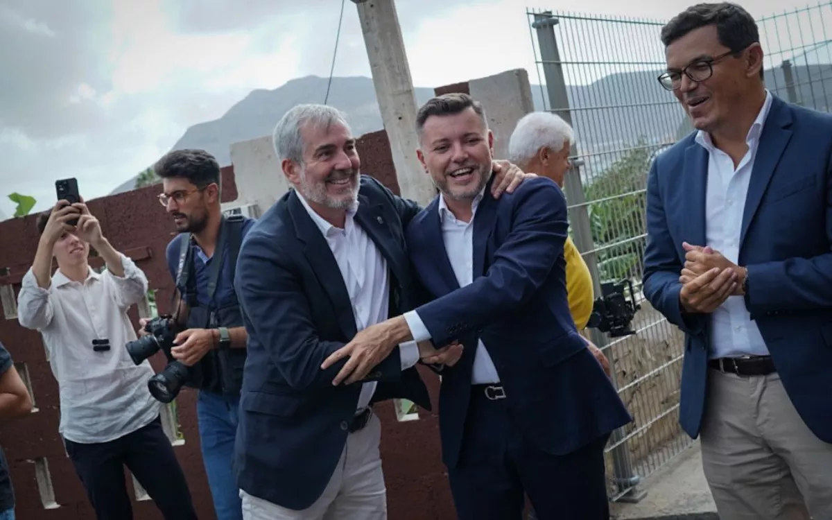 Fernando Clavijo, presidente de Canarias, y Teodoro Sosa, alcalde de Gáldar, se saludan en el acto de inauguración del IES Agáldar. / AH