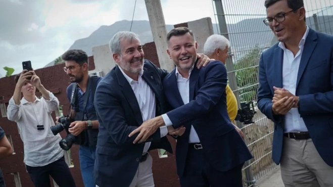 Fernando Clavijo, presidente de Canarias, y Teodoro Sosa, alcalde de Gáldar, se saludan en el acto de inauguración del IES Agáldar. / AH Fernando Clavijo, presidente de Canarias, y Teodoro Sosa, alcalde de Gáldar, se saludan en el acto de inauguración del IES Agáldar. / AH