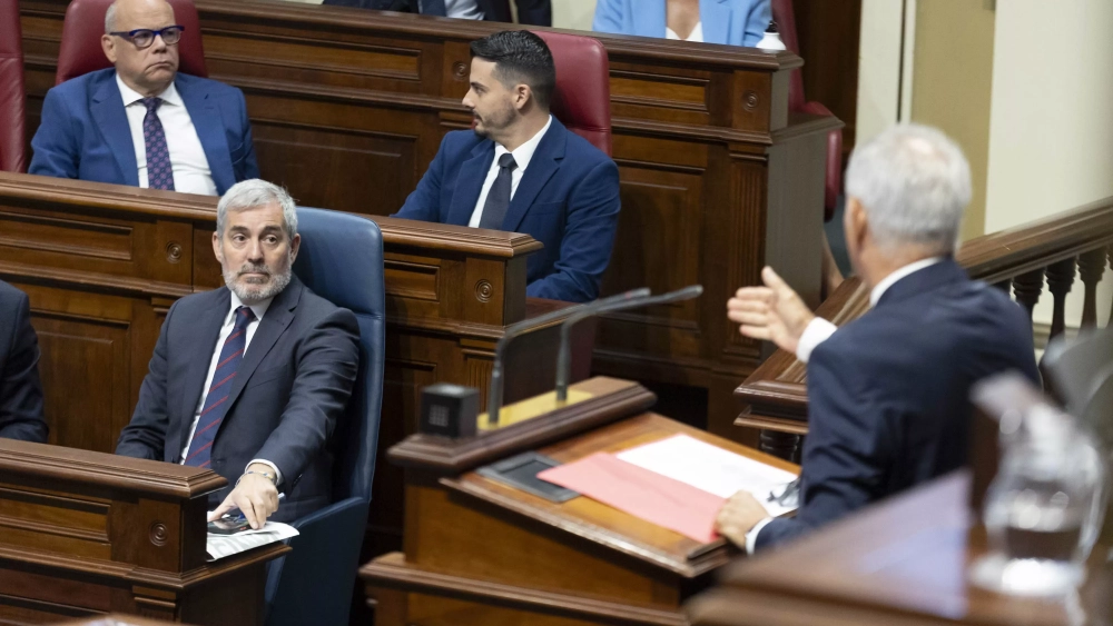 El presidente de Canarias, Fernando Clavijo, escucha la intervención del portavoz del PSOE en el Parlamento autonómico, Sebastián Franquis (d). / MIGUEL BARRETO-EFE El presidente de Canarias, Fernando Clavijo, escucha la intervención del portavoz del PSOE en el Parlamento autonómico, Sebastián Franquis (d). / MIGUEL BARRETO-EFE