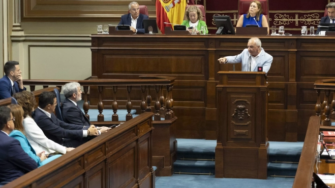 El portavoz de Nueva Canarias en el Parlamento autonómico, Luis Campos (c), señala al presidente del Gobierno, Fernando Clavijo. / MIGUEL BARRETO-EFE El portavoz de Nueva Canarias en el Parlamento autonómico, Luis Campos (c), señala al presidente del Gobierno, Fernando Clavijo. / MIGUEL BARRETO-EFE