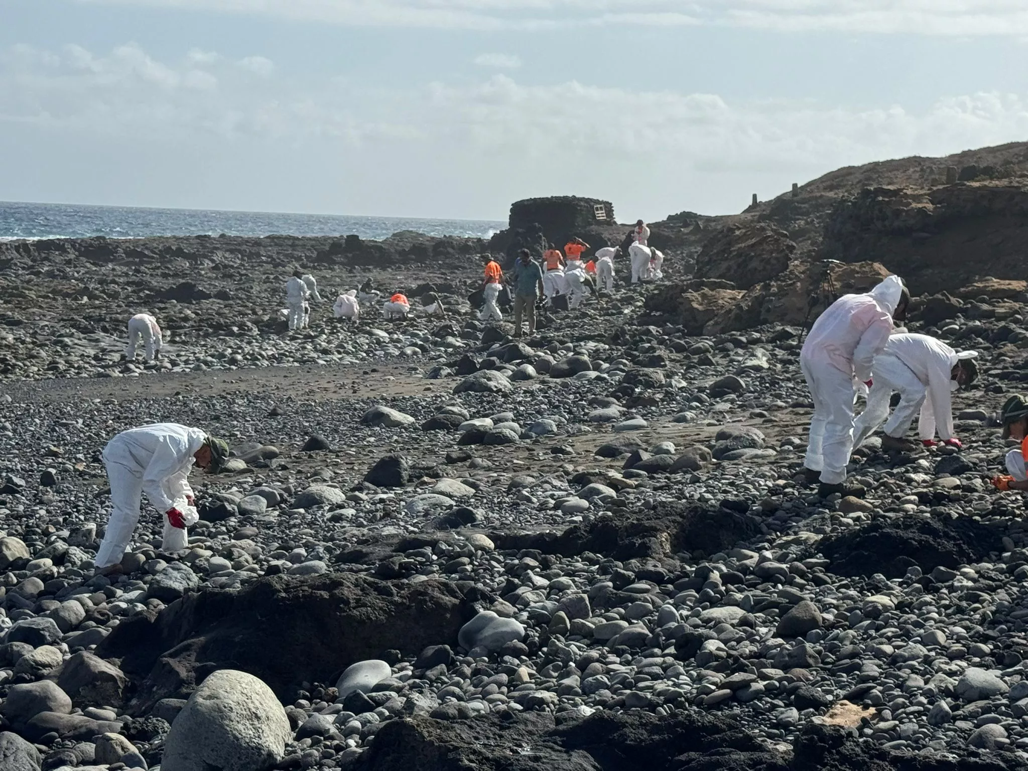 Operarios de Gesplan limpian restos del vertido de combustible en La Restinga. / AH