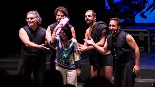 Abubukaka subió al escenario junto a ellos a la alcaldesa Carolina Darias / EFE - ÁNGEL MEDINA Abubukaka subió al escenario junto a ellos a la alcaldesa Carolina Darias / EFE - ÁNGEL MEDINA