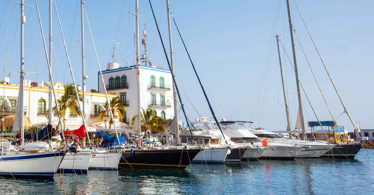 Barcos en un puerto de Canarias.  / CANVA