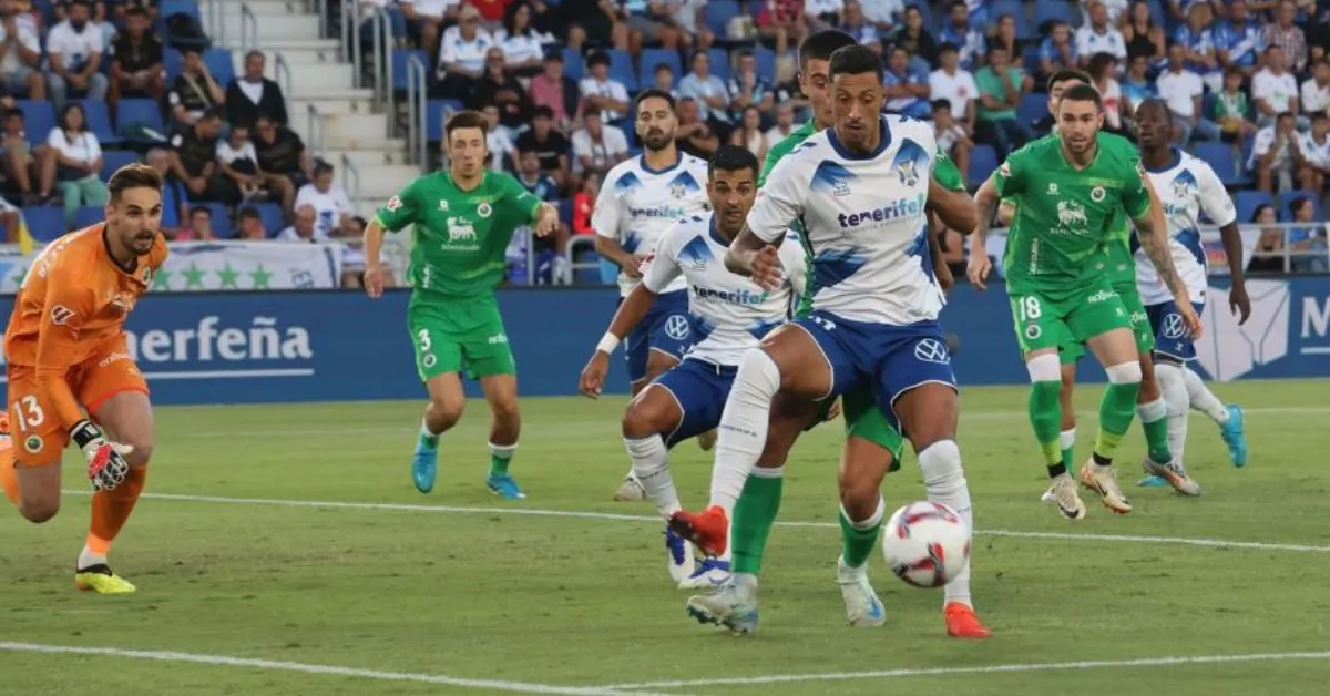 El Tenerife no encontró fluidez en el juego de ataque y terminó cayendo en casa ante el Racing de Santander por 0-1./ LALIGA