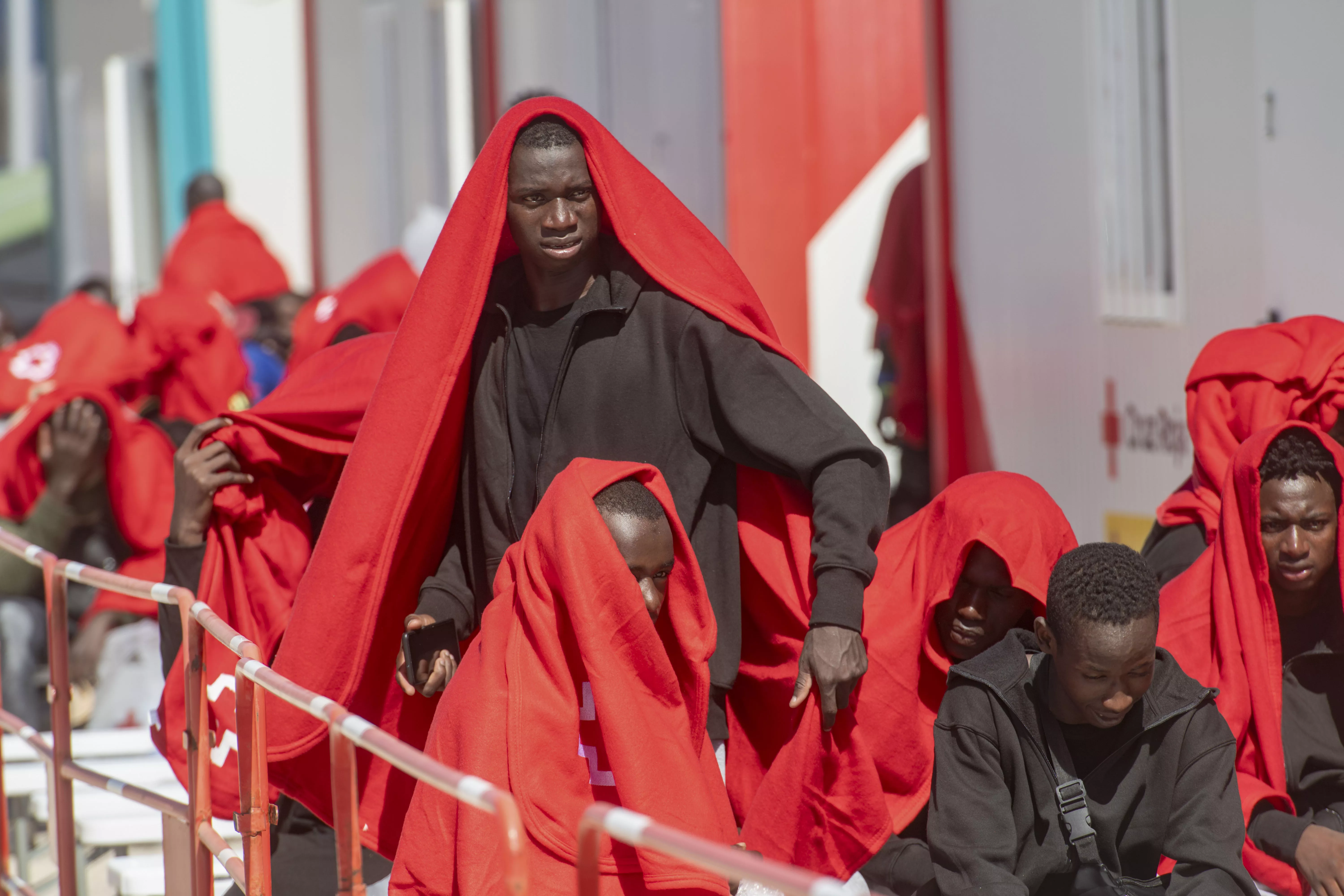 La Salvamar Izar ha rescatado este sábado a 60 subsaharianos de una embarcación neumática procedente de Marruecos a cuyos ocupantes trasladó al muelle de Gran Tarajal, en Fuerteventura. EFE/ CARLOS DE SAÁ