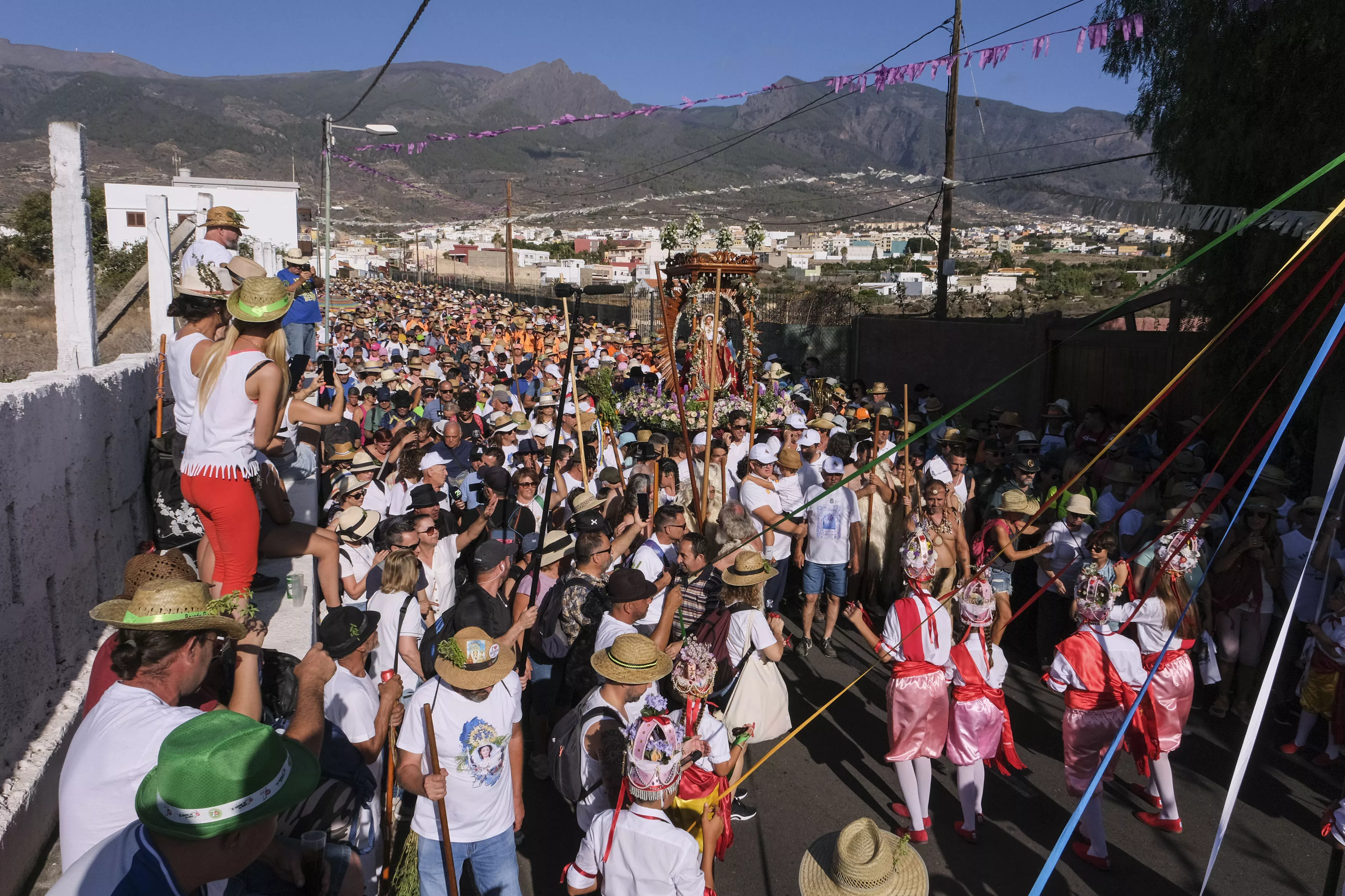 Miles de seguidores en la bajada de la Virgen del Socorro, en Güímar / EFE/ ALBERTO VALDÉS