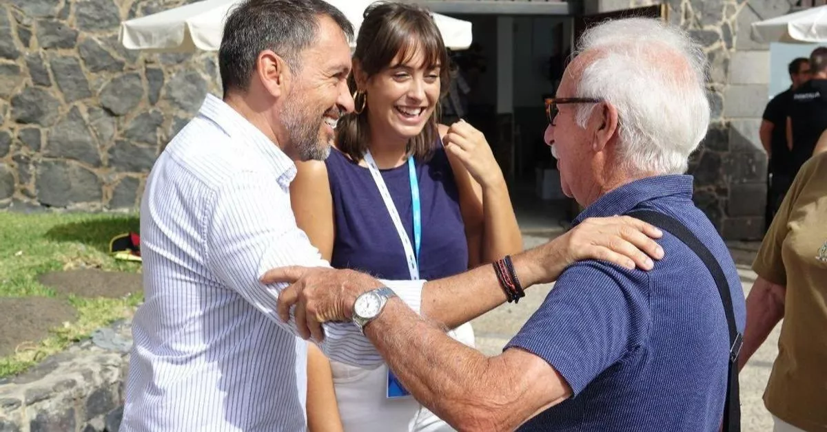 El alcalde de Santa Cruz, José Manuel Bermúdez, y la concejala de Acción Social, Charín González, conversan con un vecino del municipio / CEDIDA