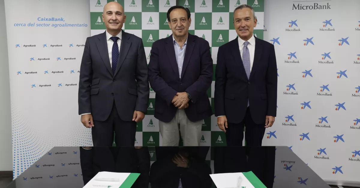 Jaime Campos, Pedro Barato y Juan Carlos Gallego, en la firma del convenio / CAIXABANK