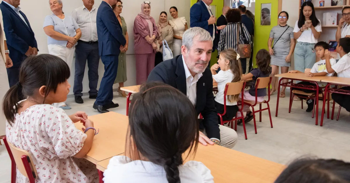 El presidente de Canarias, Fernando Clavijo, ha asistido este lunes al acto de apertura del curso escolar en el CEIP El Castillo / EFE - CARLOS DE SÁA