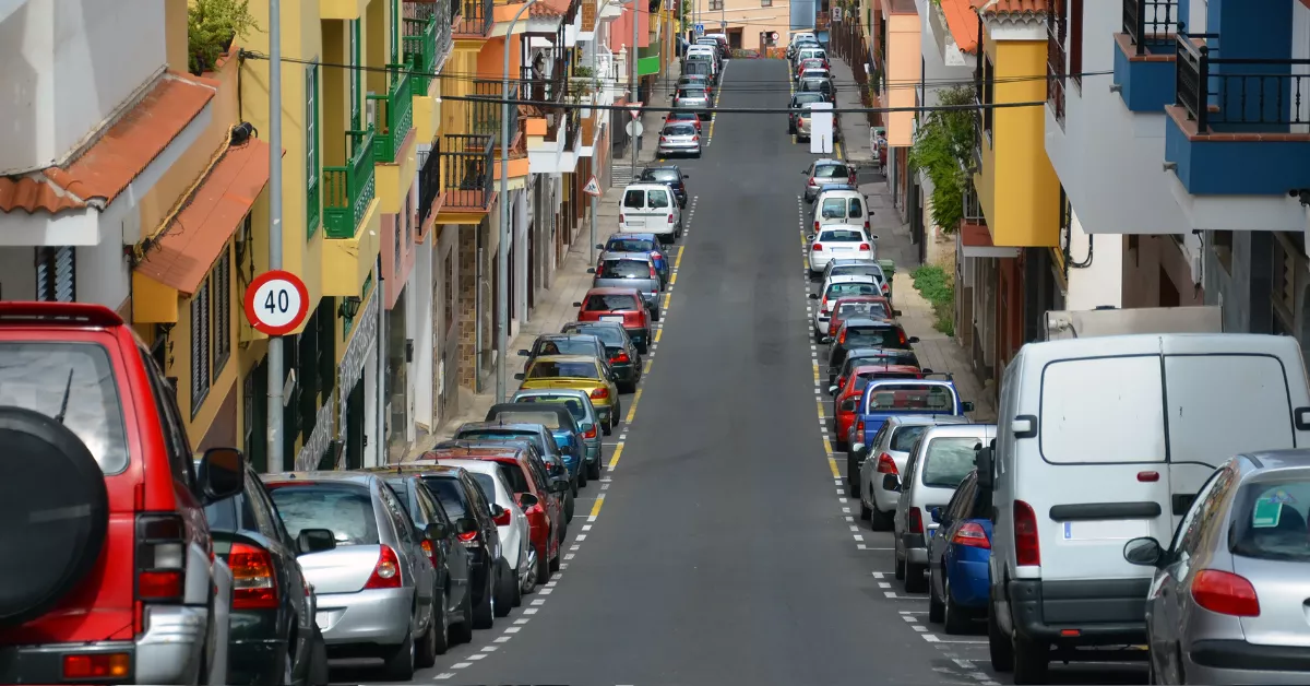 Vehículos aparcados en una calle de Canarias. / CANVA