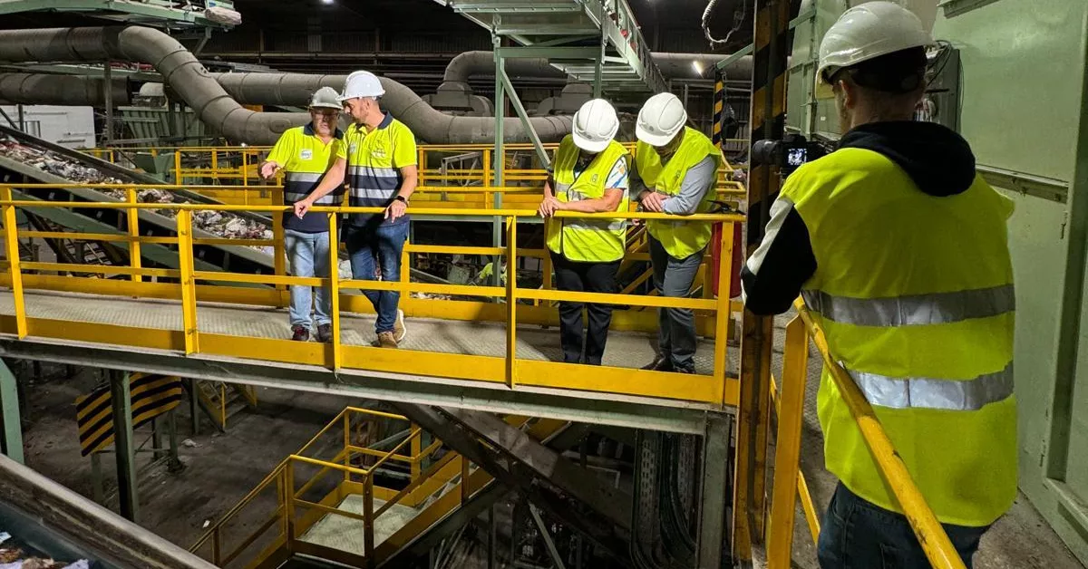 Turno de noche en la planta de residuos en el Complejo Ambiental de Tenerife./ CEDIDA