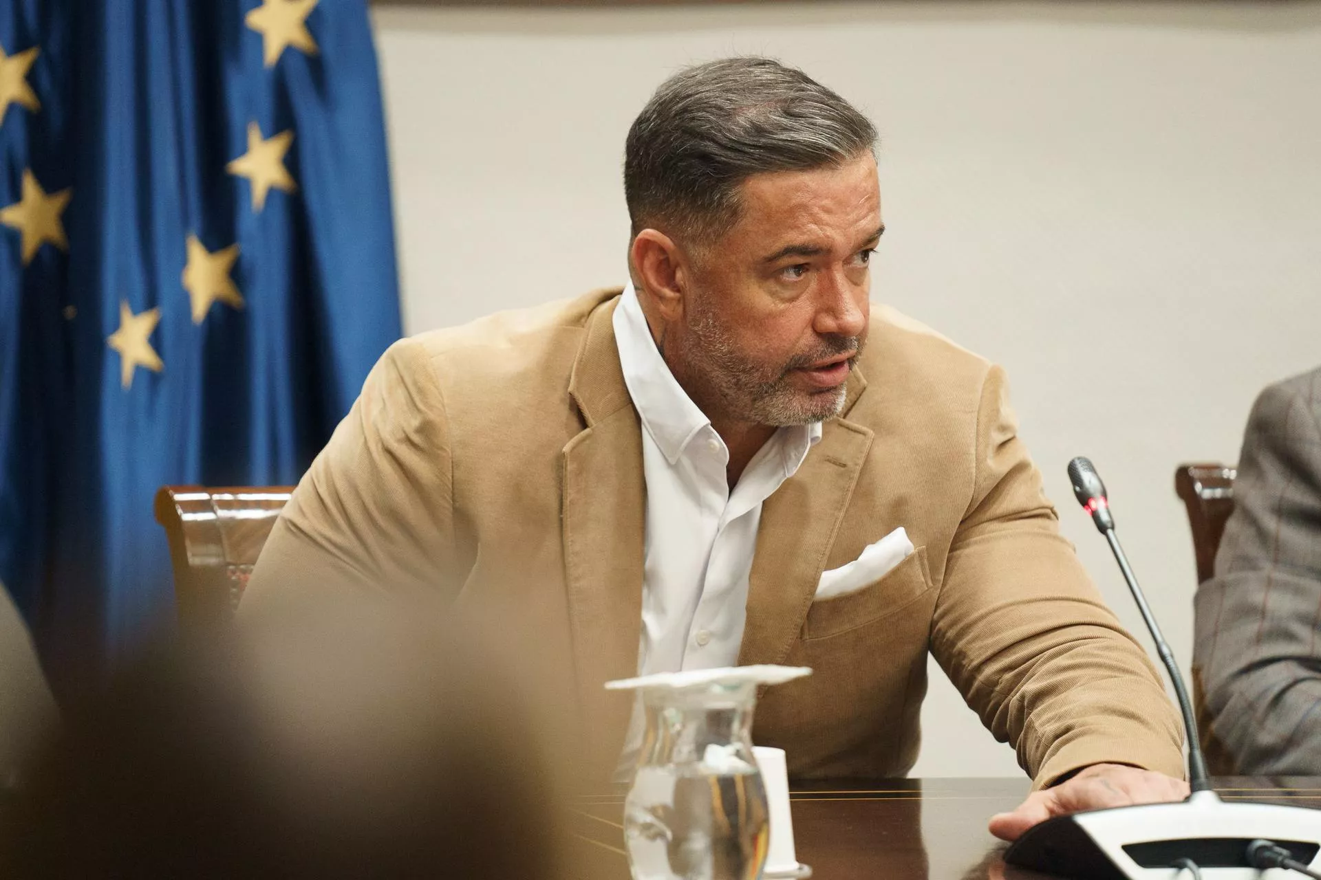 El administrador único de la empresa RR7 United, Rayco González, en la comisión de investigación sobre el caso 'Mascarillas'./ EFE