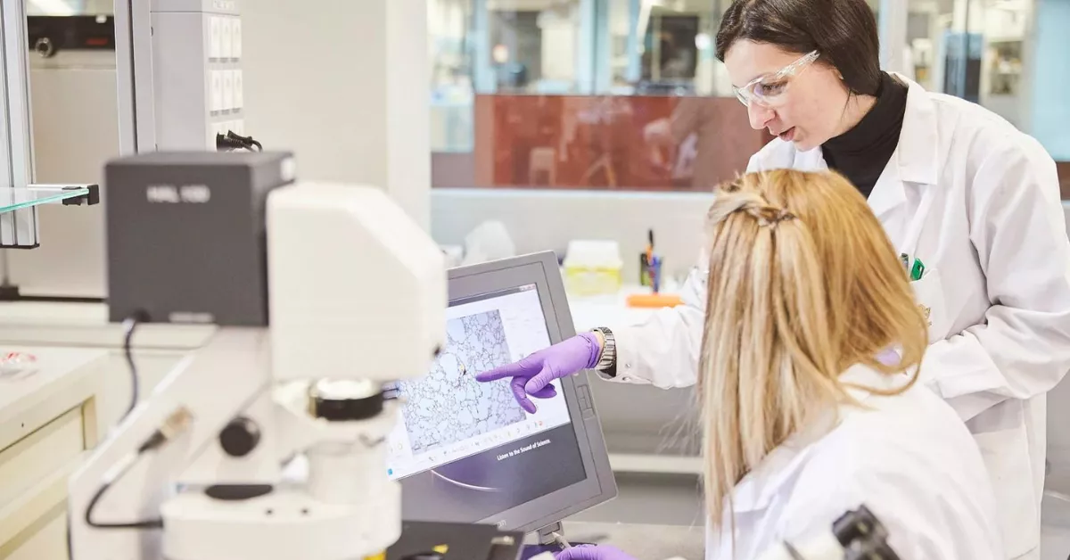 Científicas en el laboratorio / AH