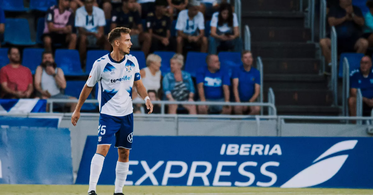 Cartel de Iberia Express durante el partido del pasado fin de semana entre el CD Tenerife y el Racing de Santander en el Heliodoro./ CEDIDA