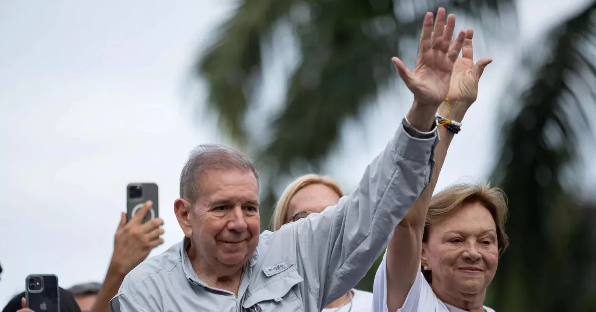 El excandidato a la presidencia de Venezuela, Edmundo González Urrutia (i), saluda en el cierre de su campaña, en Caracas (Venezuela)./ EFE/Ronald Peña R.